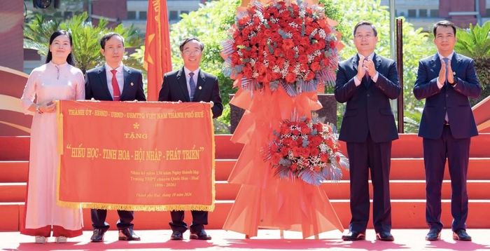 Lãnh đạo Thành uỷ Huế tặng hoa chúc mừng trường THPT Chuyên Quốc Học - Huế. Ảnh: Văn Dũng - TTXVN