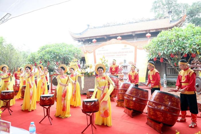 Màn trống hội tại lễ khai hội. Ảnh: Mạnh Tú - TTXVN