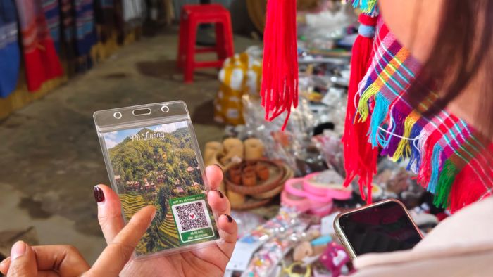 Bà Bùi Thị Hoa hỏi thăm chị Hà Thị Giáo về mã QR. Ảnh: Huy Thông
