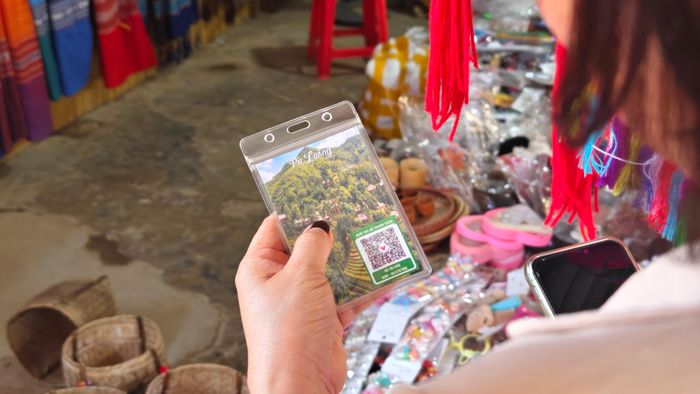 100% các cơ sở kinh doanh, tiểu thương tại chợ phiên Phố Đoàn và trên địa bàn xã Pù Luông đều đã tích cực áp dụng mã QR vào thanh toán. Ảnh: Huy Thông