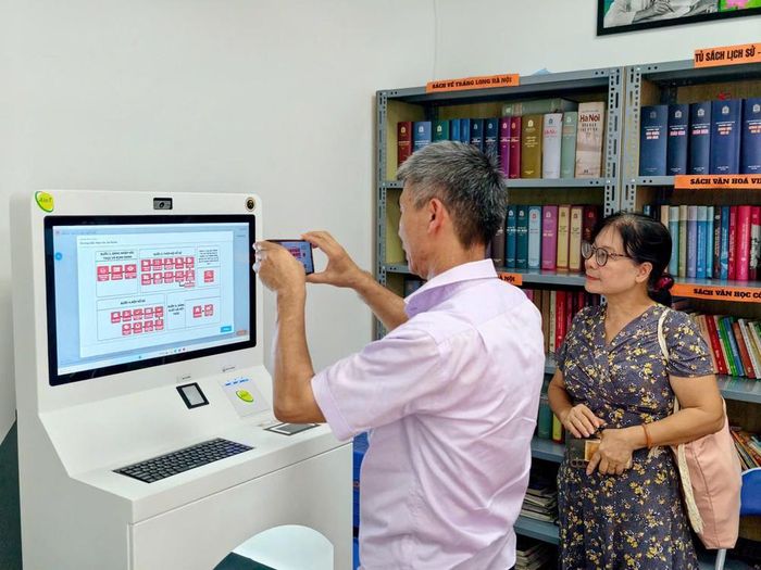 Người dân sử dụng thiết bị công nghệ tại "Nhà văn hoá số". Ảnh: BTC