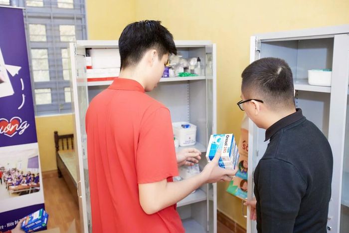 Mỗi tủ thuốc được điều chỉnh sao cho phù hợp với đặc điểm của học sinh và địa phương, dưới sự hướng dẫn của đội ngũ hỗ trợ chuyên môn. Ảnh: PV