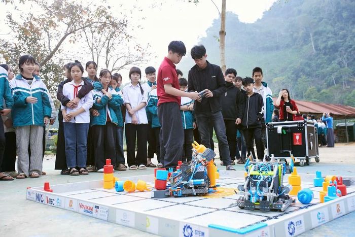 Bên cạnh các hoạt động giáo dục về y tế, dự án còn kết hợp với các workshop công nghệ, giao lưu thể chất. Ảnh: PV