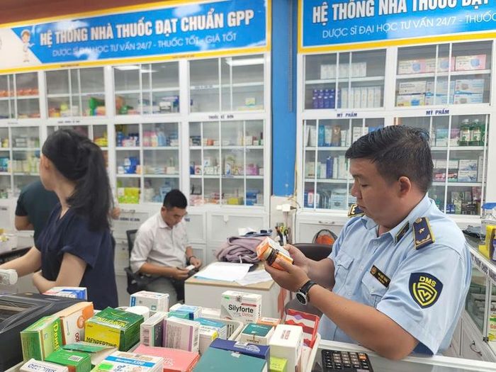 Lực lượng Quản lý thị trường Cần Thơ kiểm tra mặt hàng thuốc chữa bệnh trên địa bàn - Ảnh: Chi cục QLTT
