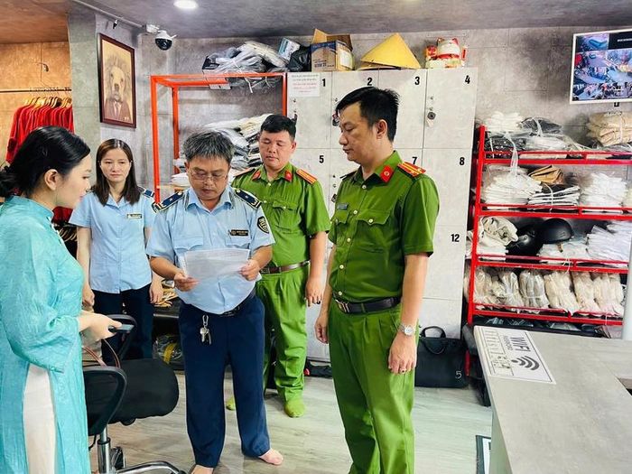 Lực lượng liên ngành Cần Thơ phối hợp kiểm tra trên địa bàn phường Ninh Kiều - Ảnh: Chi cục QLTT