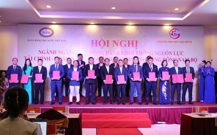 Các ngân hàng và doanh nghiệp đã trao 18 thỏa thuận hợp tác về các dự án trọng điểm vùng Đông Nam Bộ - Ảnh: chinhphu.vn/LA