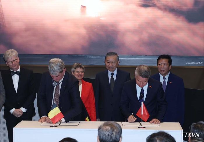 Tổng Bí thư, Chủ tịch nước Tô Lâm chứng kiến lễ ký biên bản ghi nhớ giữa Cảng Antwerp và Tổng công ty Hàng hải Việt Nam. Ảnh: TTXVN