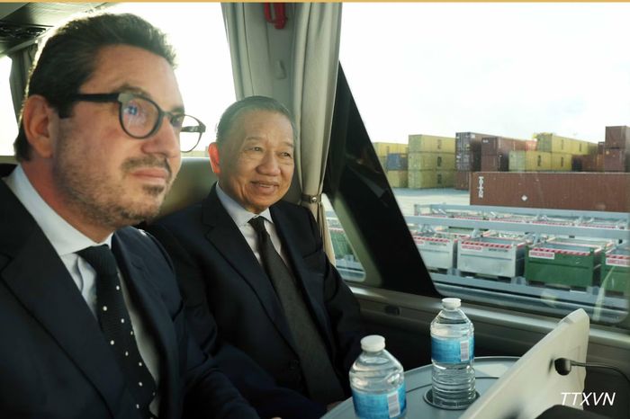 Tổng Bí thư, Chủ tịch nước Tô Lâm thăm cảng Antwerp-Bruges (Vương quốc Bỉ). Ảnh: TTXVN