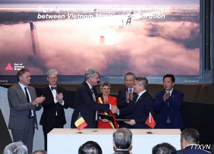 Tổng Bí thư, Chủ tịch nước Tô Lâm chứng kiến lễ ký biên bản ghi nhớ giữa Cảng Antwerp và Tổng công ty Hàng hải Việt Nam. Ảnh: TTXVN