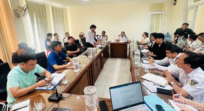 Các cơ quan chức năng, đơn vị liên quan bàn các giải pháp khắc phục hậu quả vụ tai nạn hàng hải.