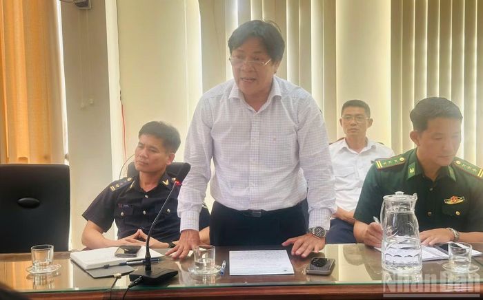 Giám đốc Chi nhánh Hoa tiêu IV Trần Thanh Nhung phát biểu tại cuộc họp.