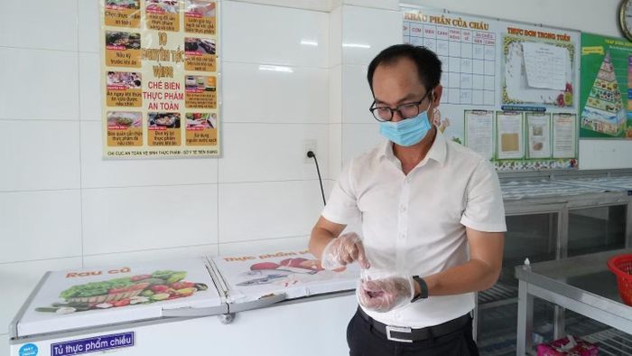 Lấy mẫu thực phẩm test nhanh tại Đồng Tháp. (Ảnh: Anh Tuấn)