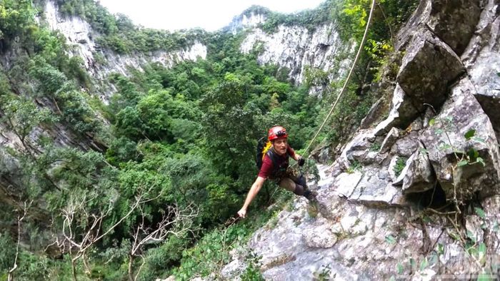 Chuyên gia Kevin Ditamore, thành viên Hiệp hội Hang động Hoa Kỳ đu mình xuống thám hiểm hố sụt. (Ảnh: Jungle Boss)