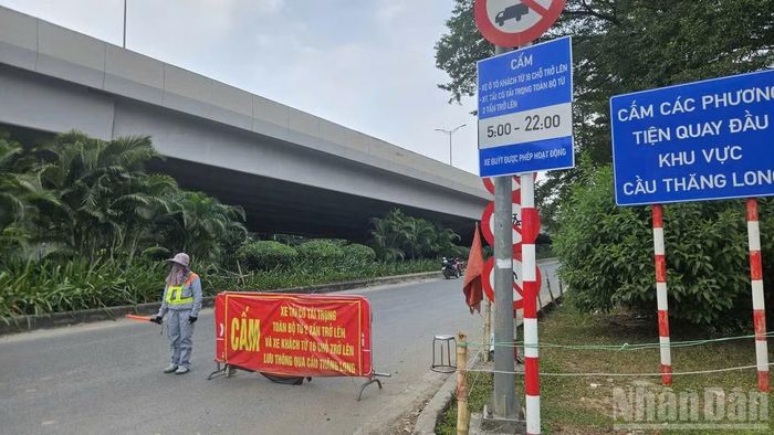Ban Duy tu các công trình hạ tầng giao thông (Sở Xây dựng Hà Nội) cho biết, Ban sẽ tiếp tục phối hợp các lực lượng chức năng theo dõi tình hình giao thông khu vực đầu cầu phía bắc cầu Thăng Long, tăng cường công tác phân luồng, hướng dẫn các phương tiện lưu thông, đồng thời đôn đốc nhà thầu đẩy nhanh tiến độ thi công Trạm cân.