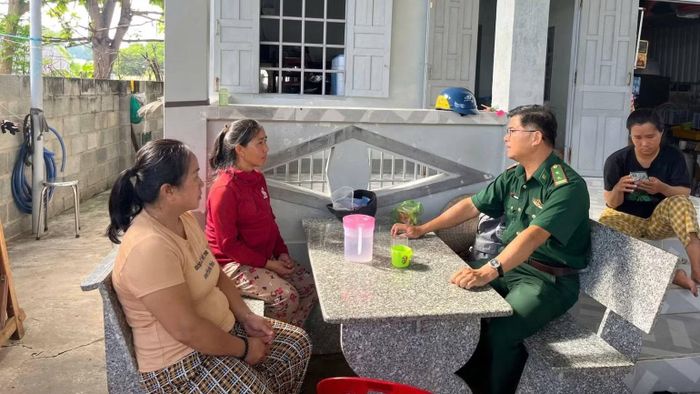 Bộ đội Biên phòng đến nhà thuyền viên thăm hỏi. (Ảnh: CTV)