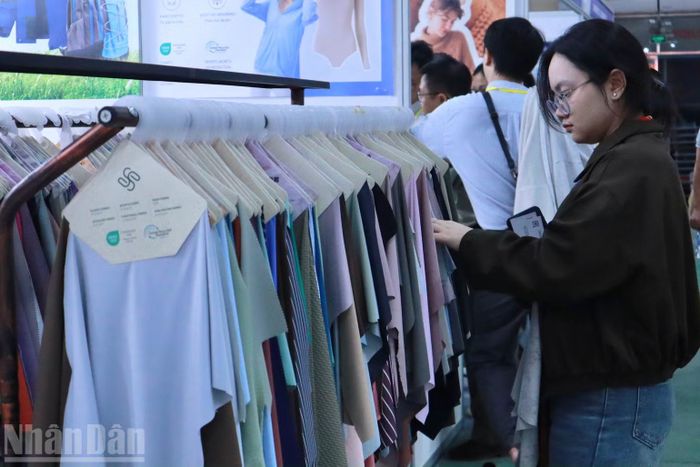 Triển lãm cũng giới thiệu nhiều loại vải chất lượng cao với màu sắc và đặc tính đa dạng, mang đến thêm lựa chọn cho doanh nghiệp sản xuất và thiết kế thời trang.