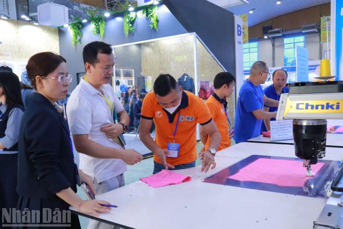 Ngoài trưng bày sản phẩm, triển lãm cũng là cơ hội để các doanh nghiệp tìm ra giải pháp phù hợp cho định hướng phát triển nhằm nâng cao năng lực sản xuất.