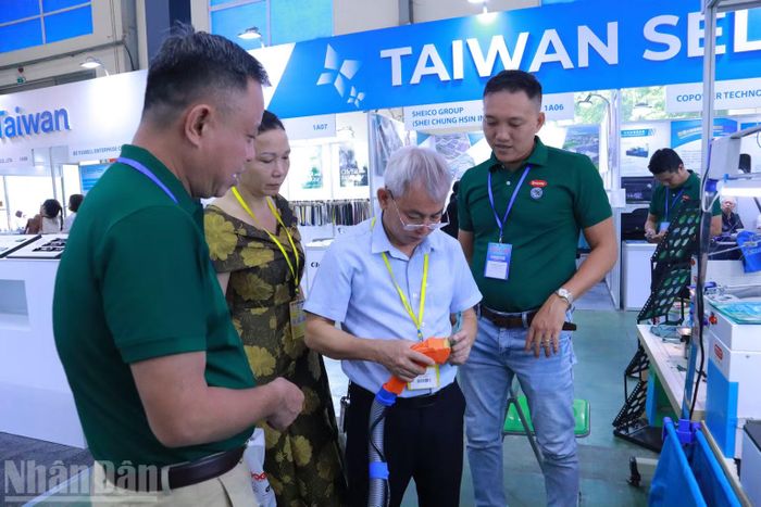 Chuyên viên tư vấn sản phẩm và giới thiệu những giải pháp sản xuất cho khách tham quan.