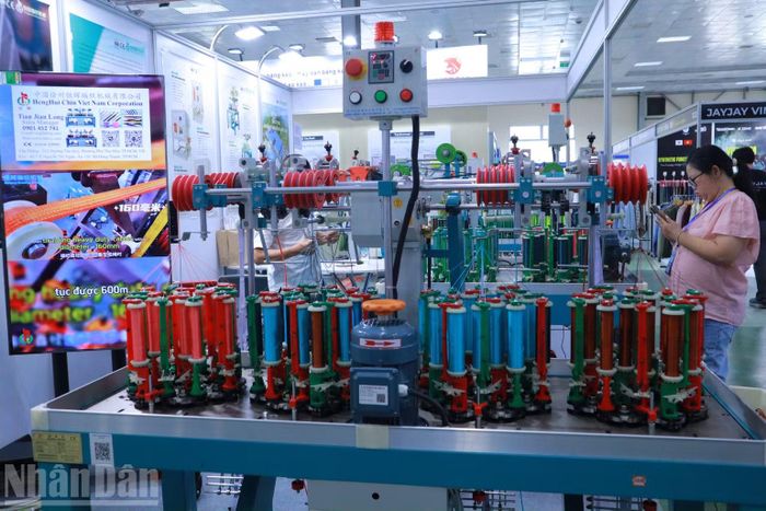 Các gian hàng trưng bày nhiều thiết bị, máy móc hiện đại trong ngành dệt may, góp phần đáp ứng yêu cầu đổi mới công nghệ và nâng cao hiệu quả sản xuất.