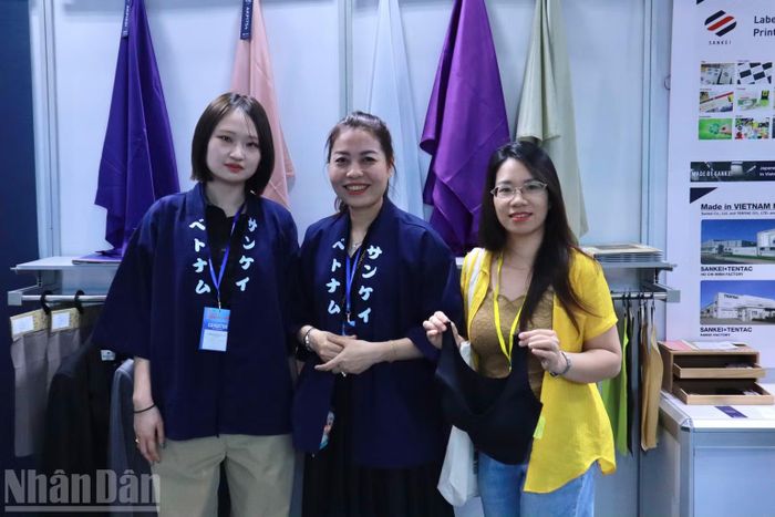 Mang đến các sản phẩm nguyên phụ liệu Nhật Bản tại triển lãm, chị Trần Quyên, chuyên viên Công ty Sankei Việt Nam cho biết: “Doanh nghiệp hướng tới cung cấp những sản phẩm chất lượng cao, mang lại cảm giác thoải mái cho người mặc và thân thiện với môi trường”.