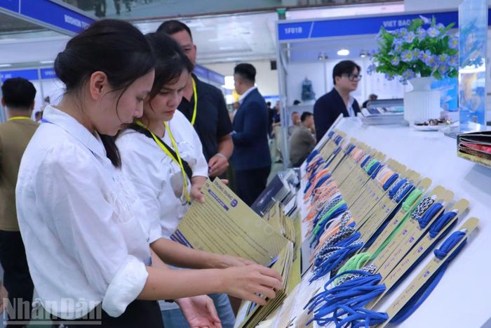 Khách tham quan tìm hiểu các sản phẩm, thiết bị được trưng bày tại các gian hàng.