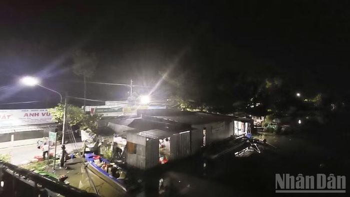 Những chiếc vỏ lãi lần lượt cập bến, mang theo cá, cua, lươn, tôm, tép vừa đánh bắt từ đồng ruộng. (Ảnh: VĂN ÚT)