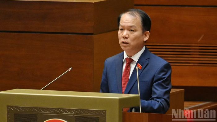 Bộ trưởng Tư pháp Hoàng Thanh Tùng trình bày Tờ trình dự án Luật Văn bản quy phạm pháp luật. (Ảnh: THỦY NGUYÊN)