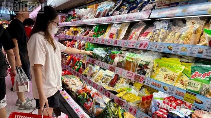 Người dân mua sắm thực phẩm tại siêu thị. (Ảnh: ĐỖ THOA)