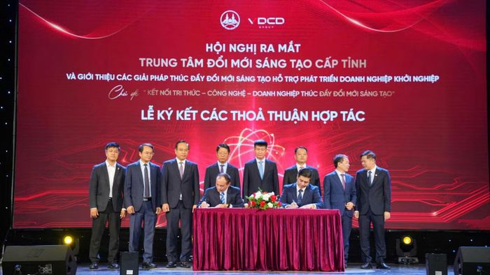 Lễ ký kết hợp tác giữa Tập đoàn VDCD Group với các trường đại học. (Ảnh: VĂN LÚA)