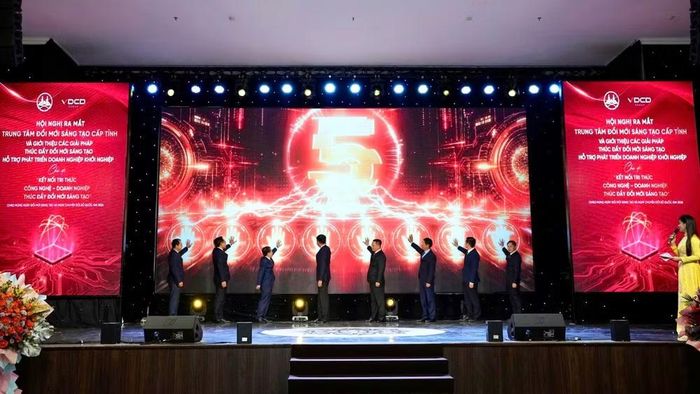 Các đại biểu bấm nút ra mắt Trung tâm Đổi mới sáng tạo tỉnh Ninh Bình. (Ảnh: VĂN LÚA)