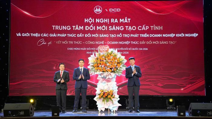 Đồng chí Bí thư Tỉnh ủy Ninh Bình Trần Huy Tuấn tặng hoa chúc mừng Trung tâm Đổi mới sáng tạo tỉnh. (Ảnh: VĂN LÚA)