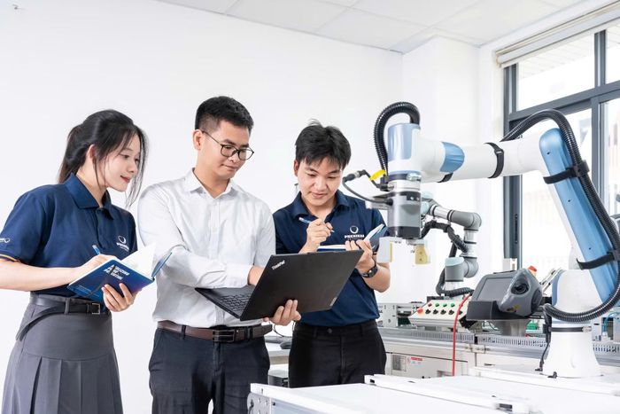Hoạt động nghiên cứu thực hành tại Trường đại học Phenikaa. (Ảnh: THƠM VŨ)