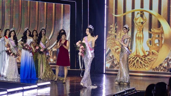 Khoảnh khắc đăng quang Miss Charm Vietnam 2026 đánh dấu cột mốc quan trọng trong hành trình của Nguyễn Ngọc Trà My, đưa cô trở thành đại diện Việt Nam tại Miss Charm 2026. (Ảnh: Ban tổ chức cung cấp)