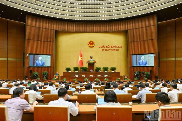 Bộ trưởng Tài chính Ngô Văn Tuấn trình bày tờ trình tóm tắt dự án Luật Đấu thầu (sửa đổi). (Ảnh: THỦY NGUYÊN)