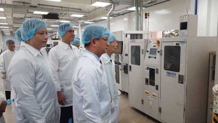 Đại biểu tham quan SHTP ATP Lab. (Ảnh: CAO TÂN)