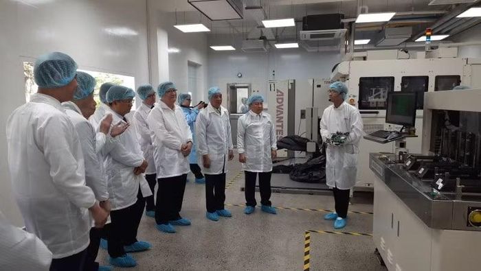Các đại biểu tham quan SHTP ATP Lab. (Ảnh: CAO TÂN)