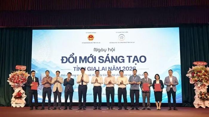 Trao biên bản ghi nhớ hợp tác về đổi mới sáng tạo giữa các đơn vị. (Ảnh: Lương Tùng)