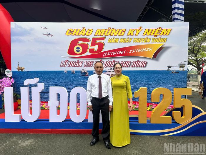 Vợ chồng anh Nguyễn Trường Sơn, con trai liệt sĩ Nguyễn Tương, có mặt tại buổi lễ, xúc động và tự hào trong ngày người cha của mình được truy tặng danh hiệu Anh hùng Lực lượng vũ trang nhân dân.
