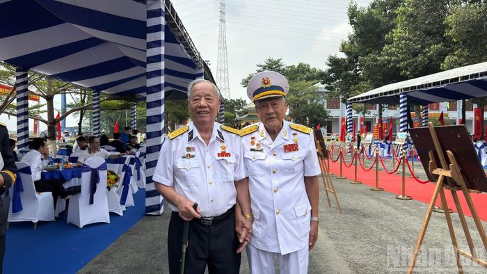 Các đại biểu, cựu chiến binh cùng hướng về chặng đường lịch sử vẻ vang của Lữ đoàn 125 trong sự nghiệp đấu tranh giải phóng dân tộc, xây dựng và bảo vệ Tổ quốc.