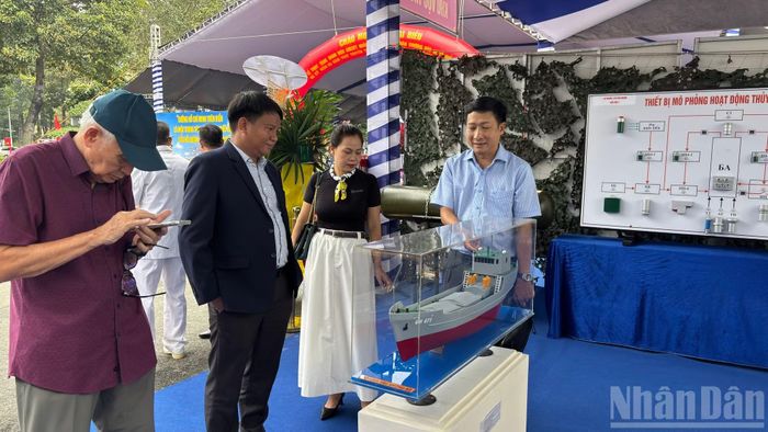 Các đại biểu tham quan mô hình dạy học tại Lữ đoàn 125 Hải quân, tìm hiểu những sáng kiến, giải pháp phục vụ công tác huấn luyện và nâng cao chất lượng giáo dục, đào tạo của đơn vị.