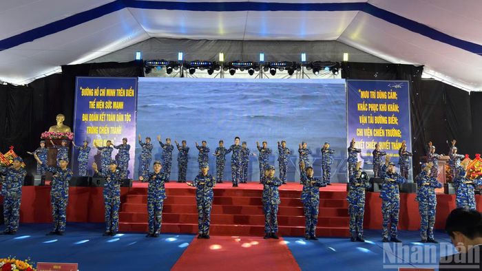 Các tiết mục ca múa nhạc chào mừng Lễ kỷ niệm 65 năm Ngày truyền thống Lữ đoàn 125 Hải quân, góp phần tạo không khí trang trọng, hào hùng, thể hiện niềm tự hào về truyền thống vẻ vang của đơn vị.