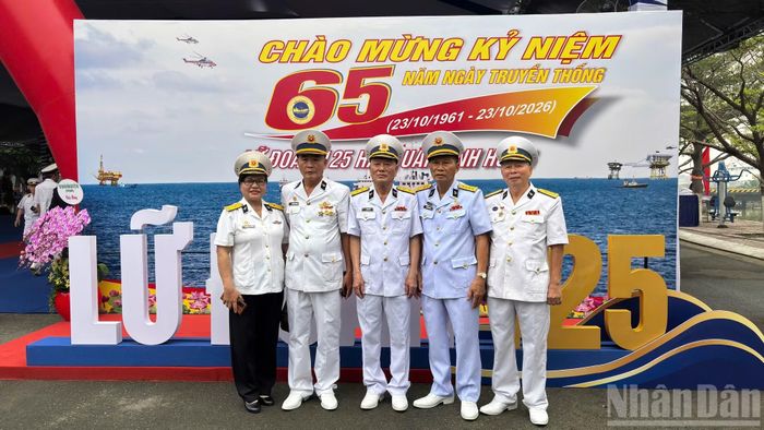 Các cựu chiến binh từng tham gia Đoàn tàu không số có mặt tại buổi lễ, cùng gặp gỡ đồng đội, ôn lại những năm tháng chiến đấu anh dũng và tự hào về truyền thống vẻ vang của Đường Hồ Chí Minh trên biển.
