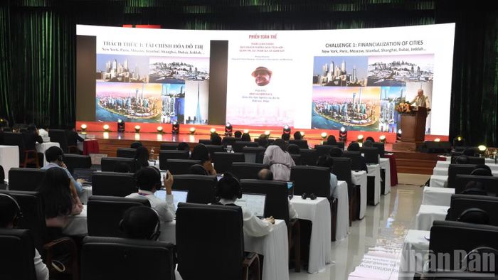 Phó Giáo sư, Tiến sĩ, kiến trúc sư Eric Huybrechts, Giám đốc Viện Nghiên cứu đô thị xuất sắc thuộc Pháp, trình bày tham luận tại diễn đàn. (Ảnh: ANH ĐÀO)