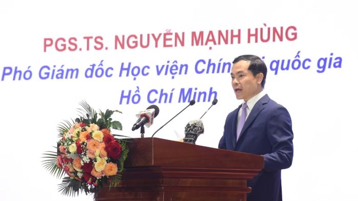 Phó Giáo sư, Tiến sĩ Nguyễn Mạnh Hùng, Phó Giám đốc Học viện Chính trị quốc gia Hồ Chí Minh phát biểu ý kiến khai mạc diễn đàn. (Ảnh: ANH ĐÀO)