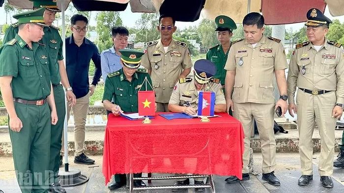 Đồn Biên phòng Cửa khẩu quốc tế Dinh Bà và lực lượng chức năng Campuchia ký biên bản giao nhận 32 công dân. (Ảnh: HÒA BÌNH)