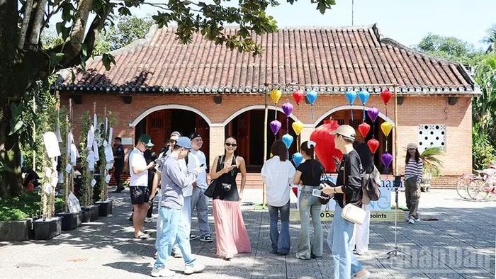 Đông đảo những người sáng tạo nội dung tham gia hoạt động trải nghiệm tại Nhà văn hóa Lộc Yên. (Ảnh: ANH QUÂN)