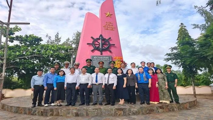Đại biểu đến dâng hương tại Bia tưởng niệm Bến A101 xã Thạnh Phong (Ảnh: HOÀNG TRUNG)