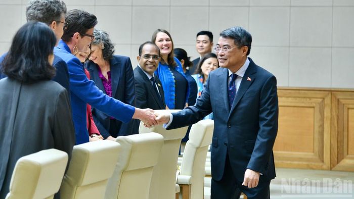  Thủ tướng﻿ Chính phủ Lê Minh Hưng bắt tay chào mừng lãnh đạo các tổ chức Liên hợp quốc tại Việt Nam. (Ảnh: THANH GIANG) 