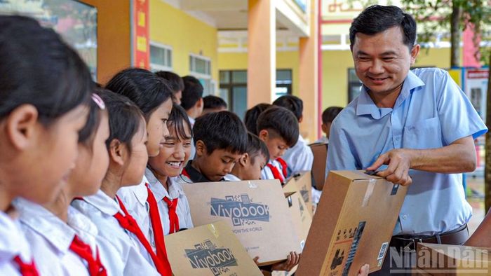 Giữa tháng 10/2026, các học sinh ở cấp học trung học cơ sở của nhà trường vừa háo hức lại vừa phấn khởi khi nhận được những máy tính xách tay hoàn toàn mới từ Ủy ban nhân dân xã Trà Linh.