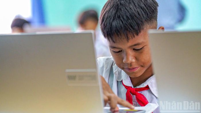 Và việc đầu tư cho các em những công cụ như vậy vừa là cách trang bị tri thức, nâng cao chất lượng học tập và cũng vừa là một phương án hiệu quả để giữ chân học trò vùng khó.